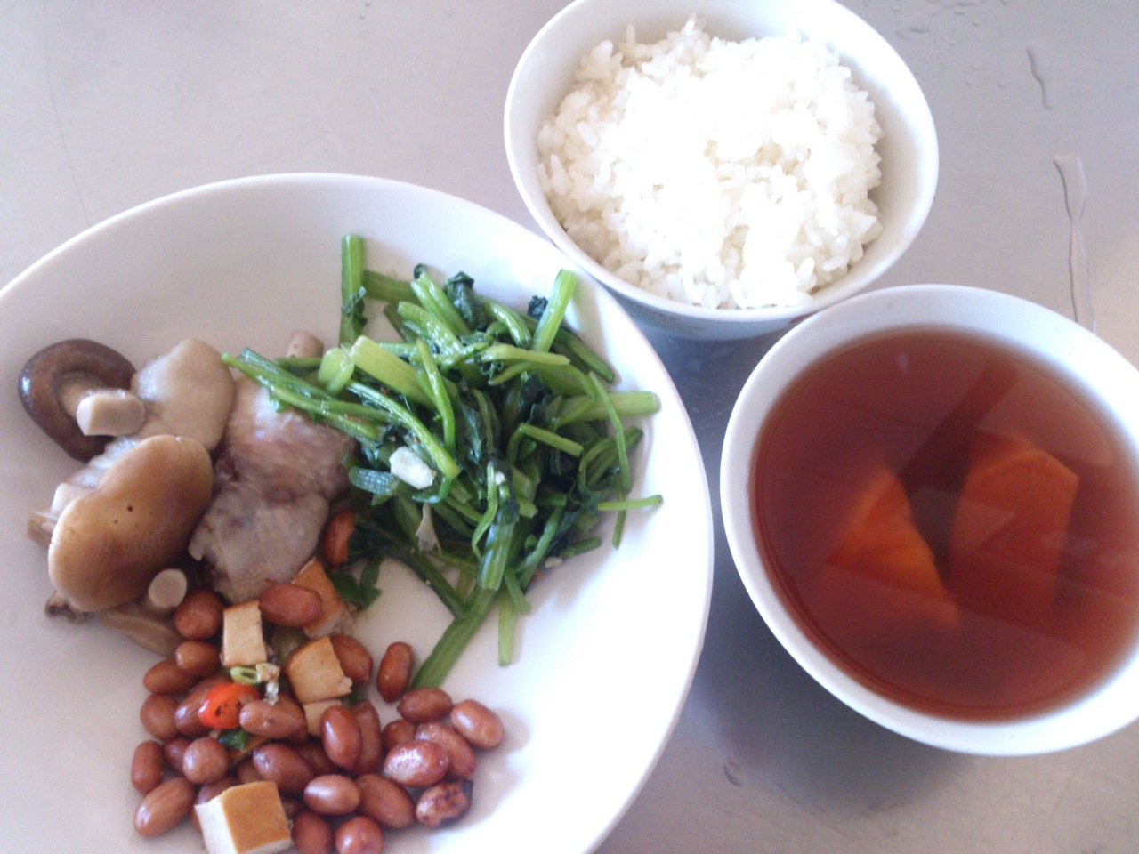 週五:白米飯.香菇雞.丁香花生.炒菠菜.綠豆地瓜湯