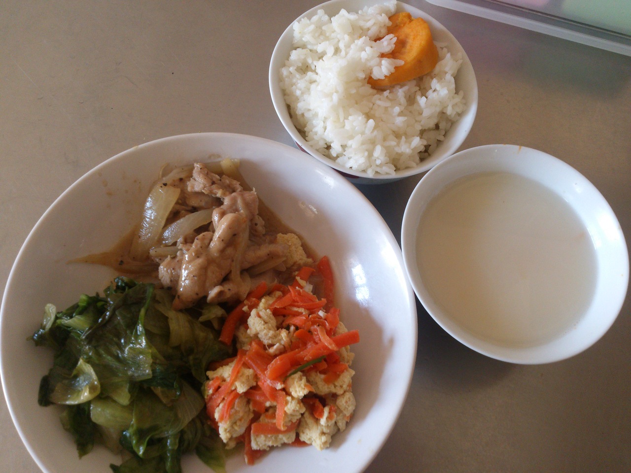 週二:地瓜飯.蘑菇豬柳.紅顏炒蛋.炒大A菜.南瓜濃湯