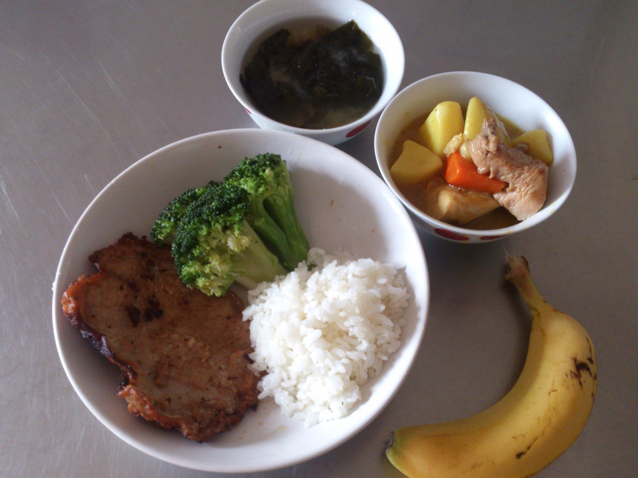 週三:咖哩燴飯.炸豬排.川燙青花菜.味噌海芽湯.香蕉