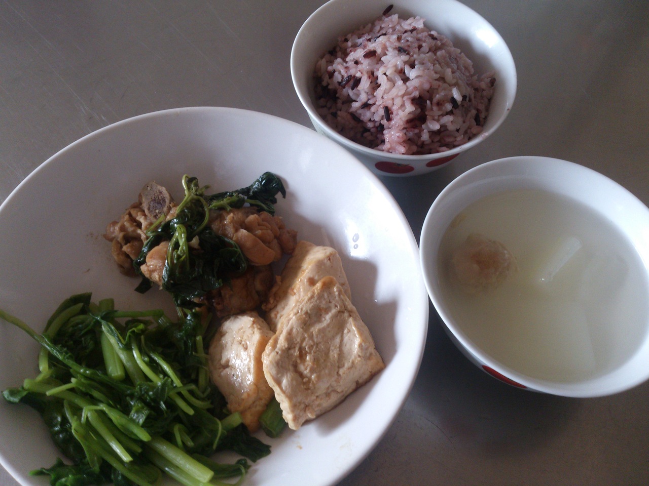 週四:紫米飯.三杯雞.家常豆腐.炒莧菜.冬瓜丸子湯