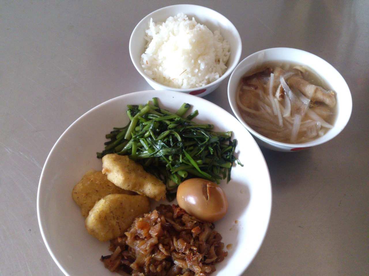 週二:香菇肉羹飯.滷蛋.麥克雞塊.川燙空心菜