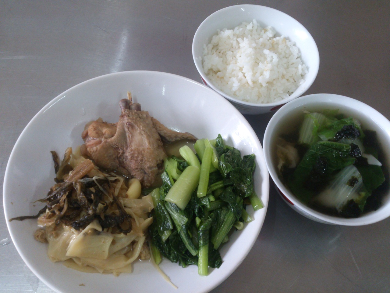 週三:白米飯.滷雞翅.筍茸炒肉末.炒油菜.紫菜餛飩湯