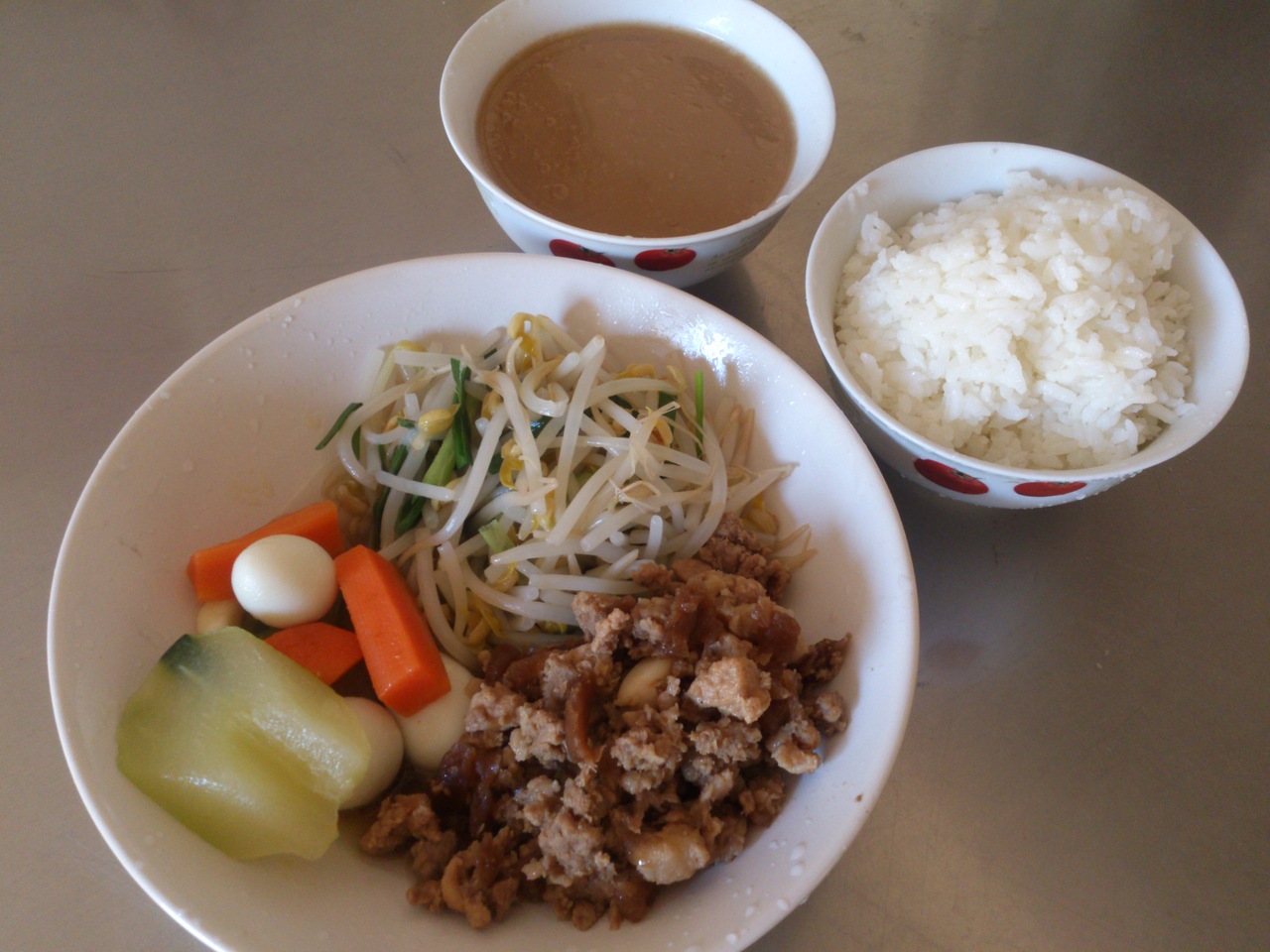 週四:糙米飯.碎瓜肉燥.黃瓜鴿蛋.彩繪銀芽.珍珠奶茶