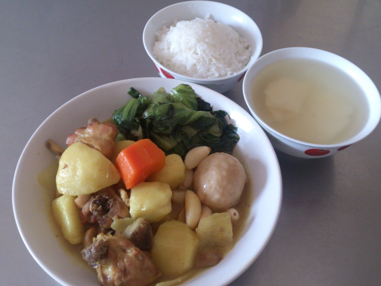 咖哩燴飯.滷福州丸.炒大A菜.鮮筍湯.芭樂