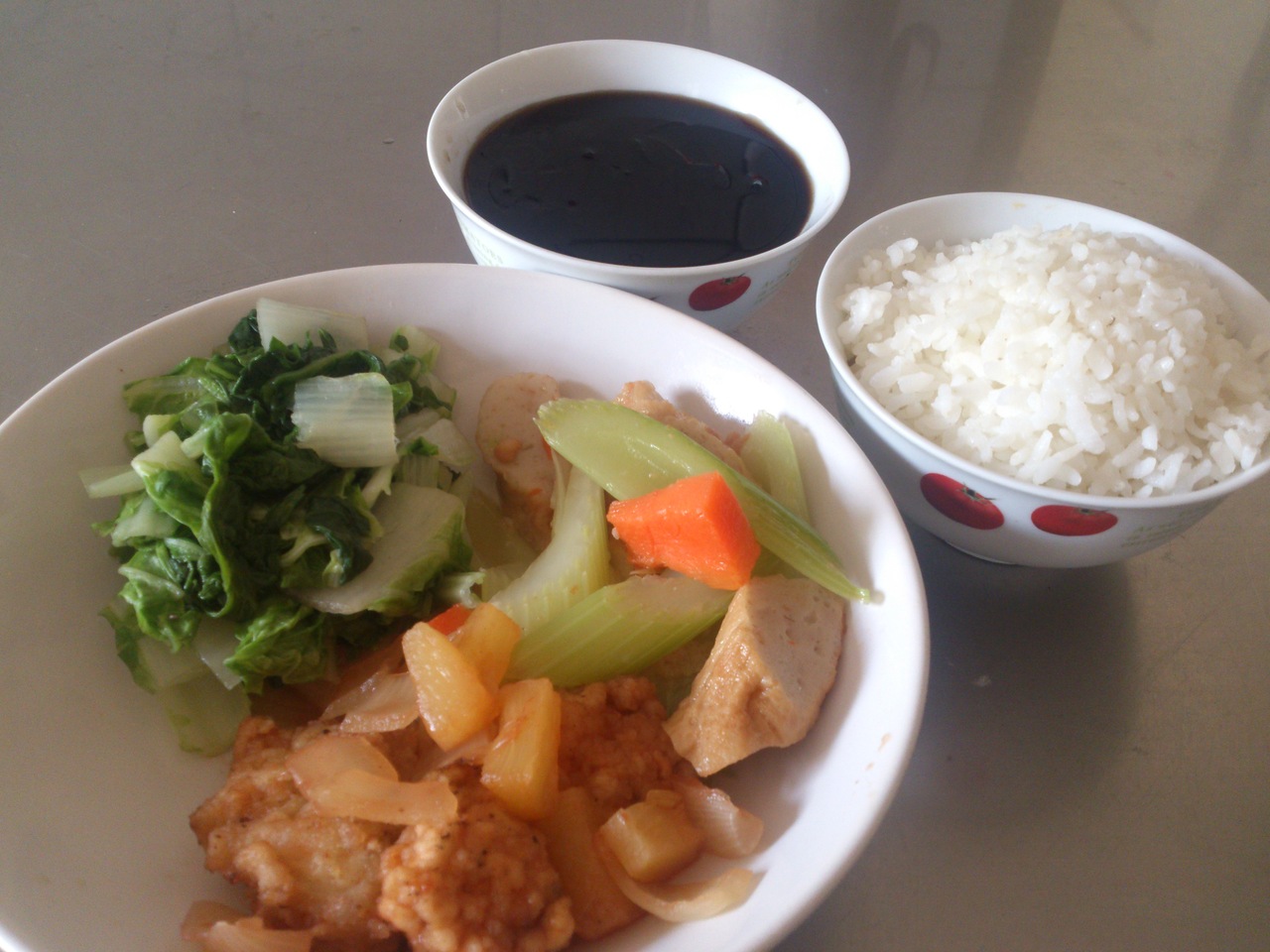 白米飯.波蘿魚丁.西芹炒黑輪.薑香小白菜.仙草蜜