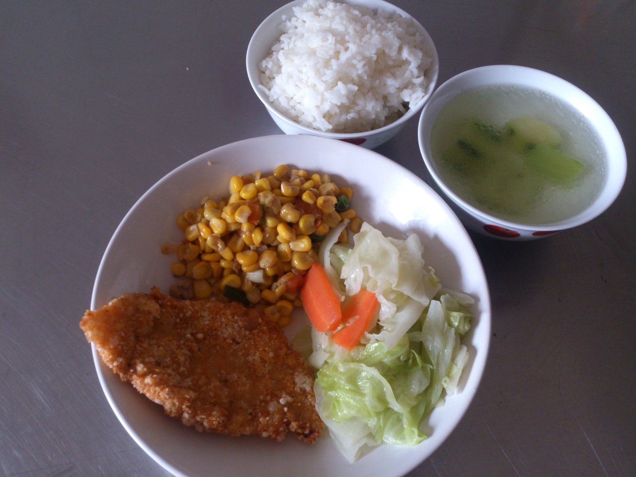 週一:白米飯.香雞排.燴三色.炒高麗菜.黃瓜大骨湯