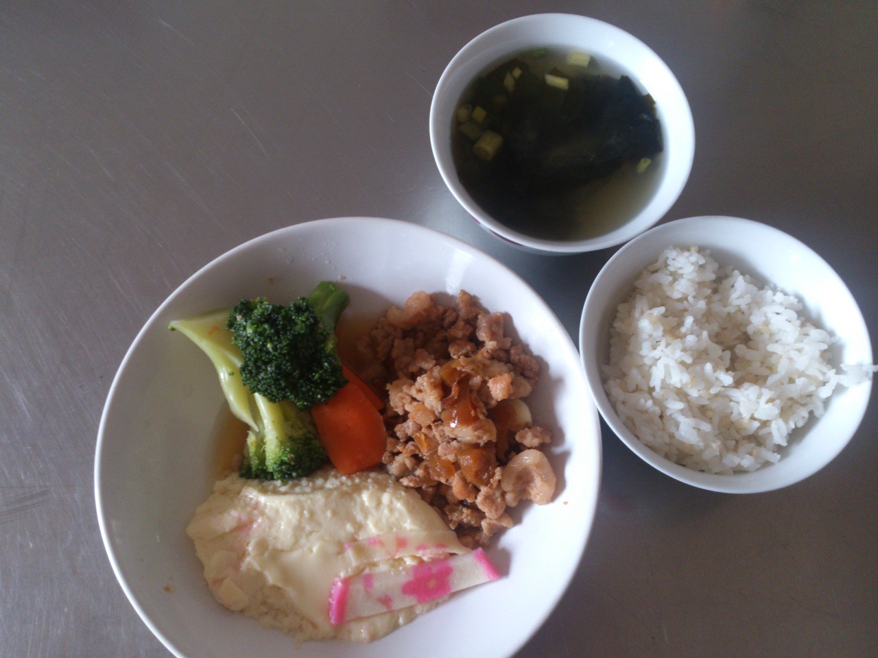 週四:糙米飯.碎瓜肉燥.日式蒸蛋.炒青花菜.味磳海帶湯