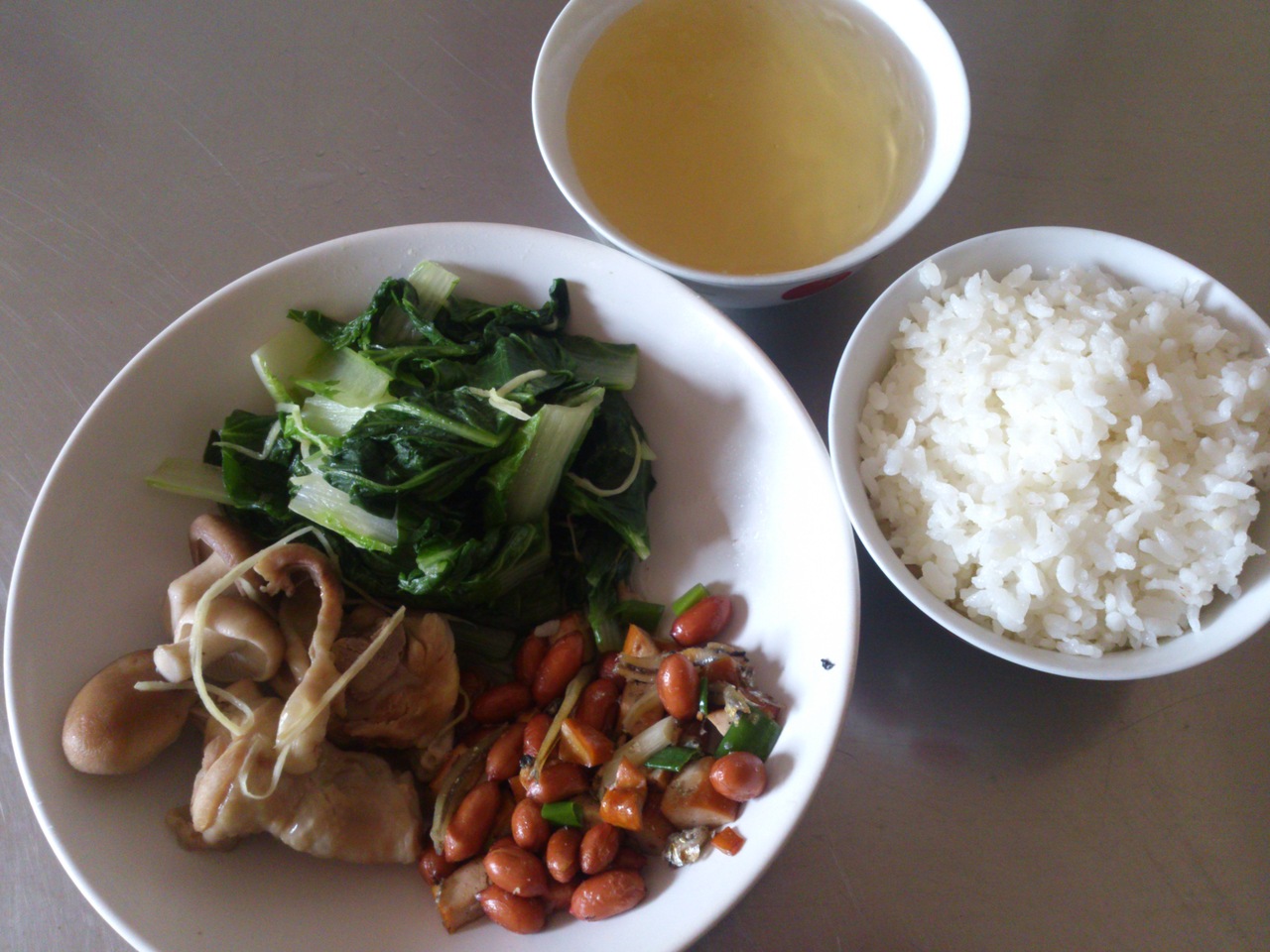 週五:白米飯.香菇雞.丁香花生.川燙小白菜.檸檬愛玉
