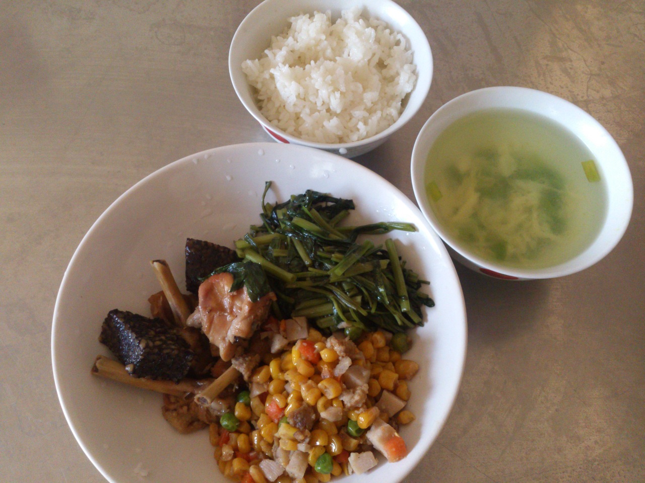 週一:白米飯.米血雞丁.芋香四寶.炒空心菜.翡翠吻魚湯