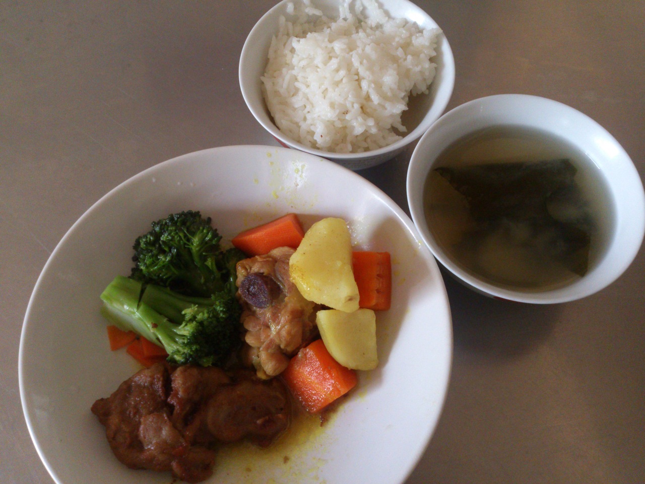 週二:咖哩燴飯.炸豬排.炒青花菜.味噌海芽湯