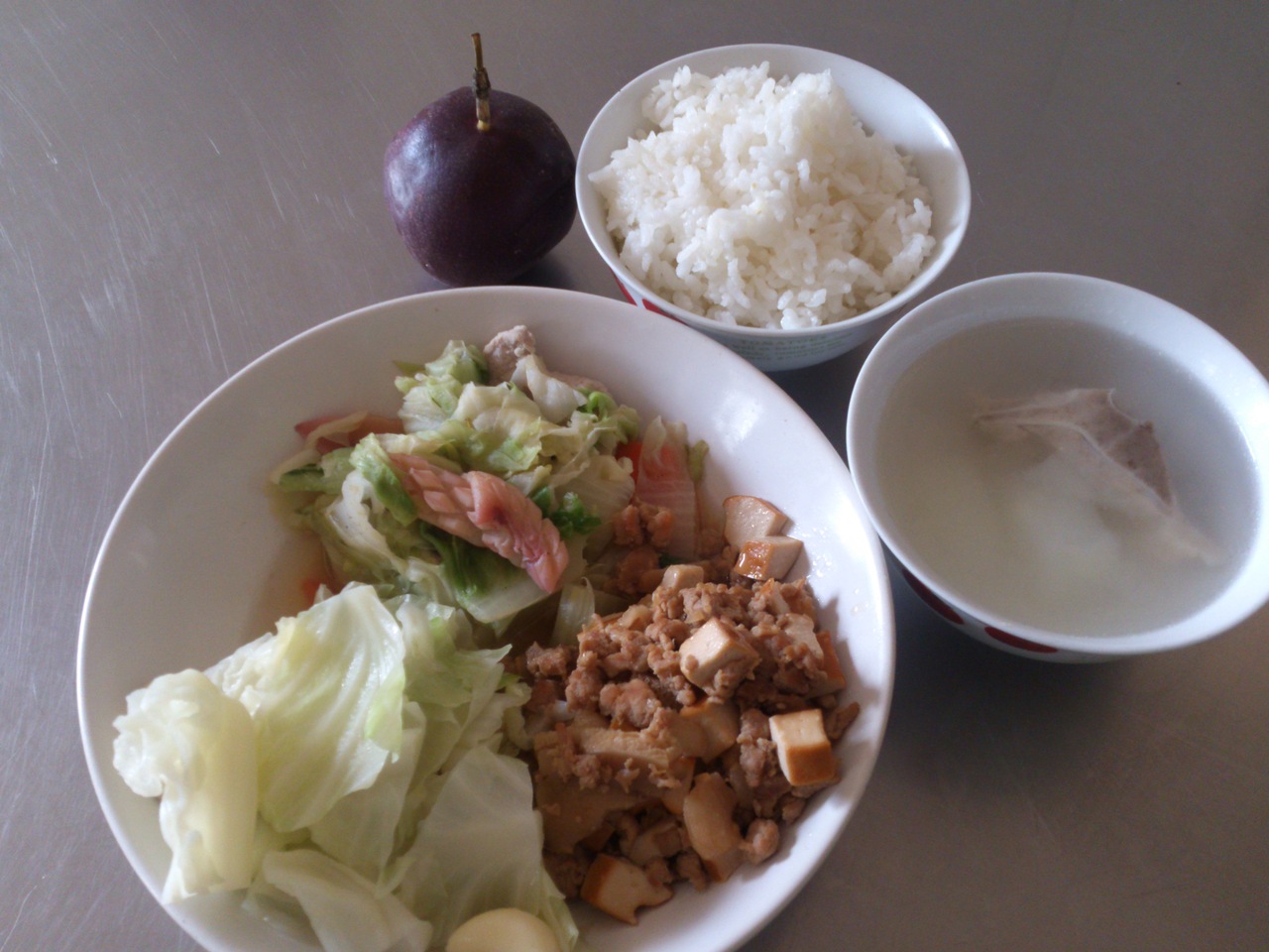 週三:五穀飯.紹子肉燥.燴三鮮.炒高麗菜.冬瓜排骨湯.柳丁.