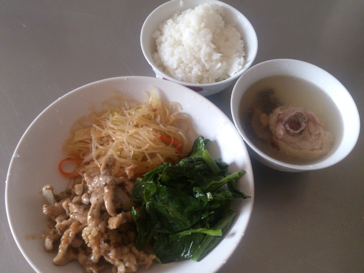 週四:白米飯.黑胡肉絲.螞蟻上樹.炒油菜.香菇雞湯